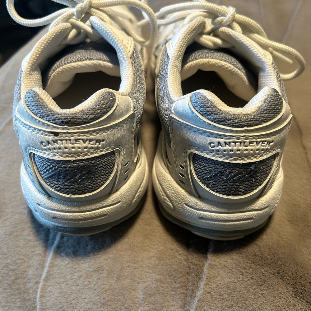 Avia Classic White and Gray Athletic Shoes 👟 - Picture 4 of 6